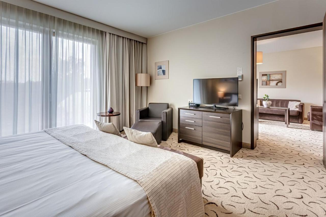 Holiday Inn Resort Warsaw Jozefow By Ihg מראה חיצוני תמונה